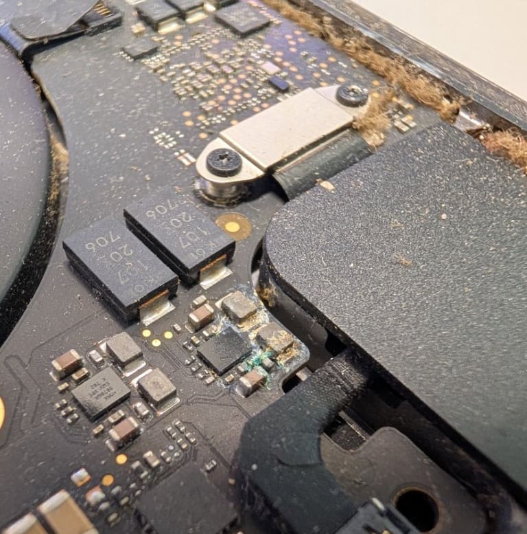 Ai vărsat lichid și ai nevoie de reparatii MacBook? Iată cum stai departe de coroziune!